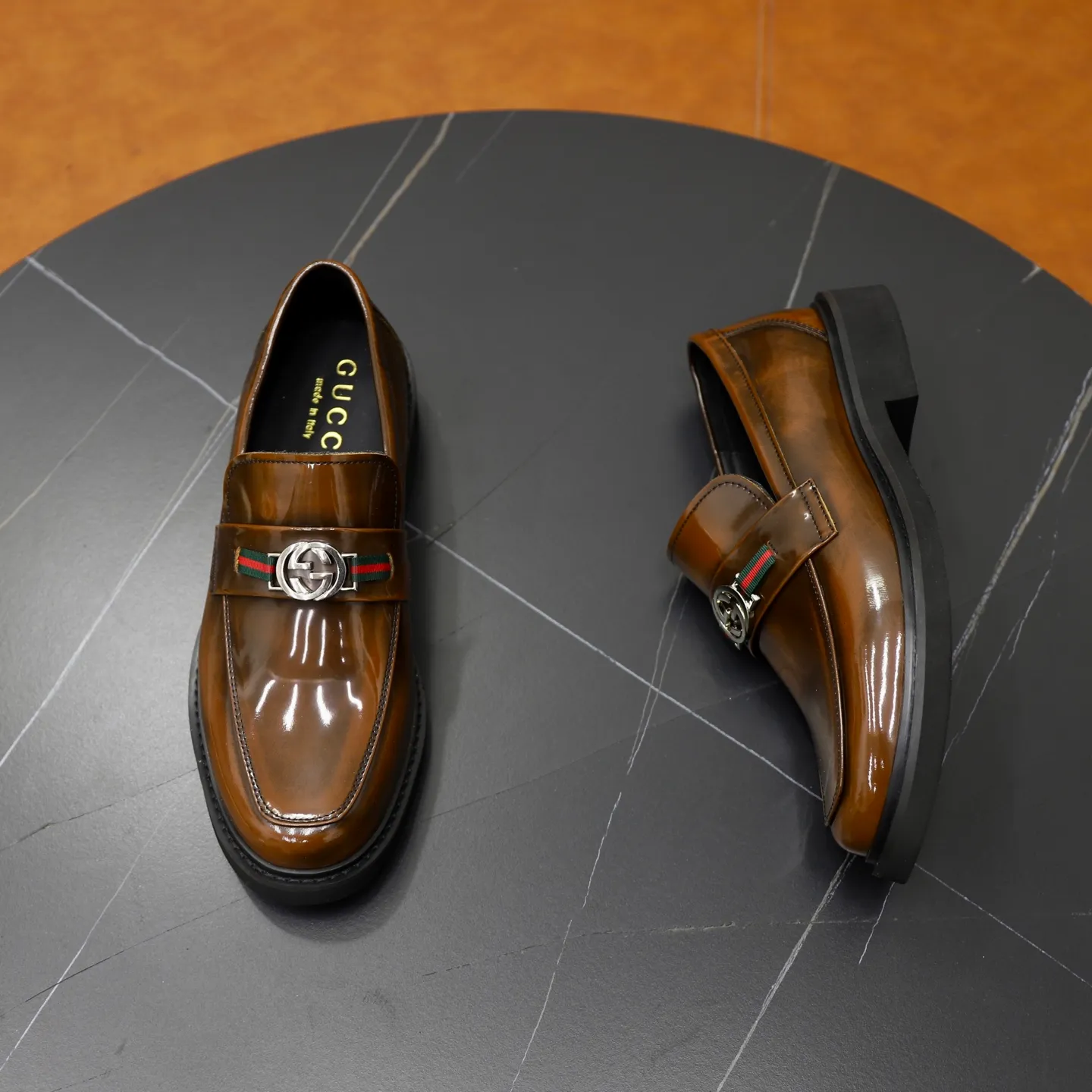 Ex-factory price: 540💰🙅‍♂️🙅‍♂️🙅‍♂️ Brand: GUCCI Standard code: Men's code 38-44 (45 can be customized) Grade: Same style as the official website Original order quality Material: Original cowhide surface Comfortable cowhide lining Original outsole Style category: Men's fashionable casual leather shoes Distinguished big-name luxury elements Top luxury Color: actual picture color